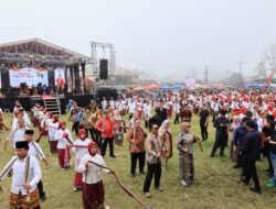 Rayakan HUT Ke-35 Kabupaten Lampung Barat Ribuan Penari Padati Lampangan Merdeka Nyambai Bersama