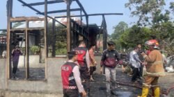 Sat Samapta Polres Lambar Sigap dan Peduli Bantu Damkar Bersihkan Puing Kebakaran di Pekon Balak