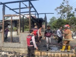 Sat Samapta Polres Lambar Sigap dan Peduli Bantu Damkar Bersihkan Puing Kebakaran di Pekon Balak